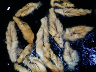 3、炸面果,炸至表皮金黄，捞出控油