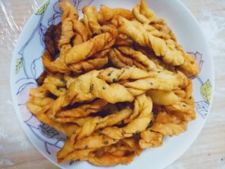 4、炸面果,出锅