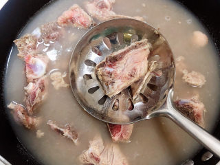 2、芋头排骨汤,锅中烧开水，排骨放入开水中煮一下，将血水煮掉。