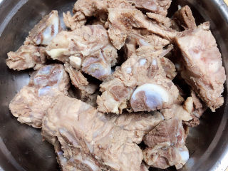 3、芋头排骨汤,排骨捞出来洗净待用。