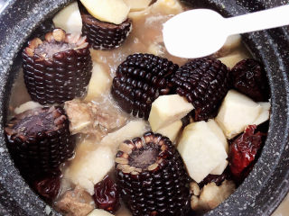 14、芋头排骨汤,放入10克盐，将玉米翻面，均匀煮熟。盖盖儿继续炖煮10分钟。