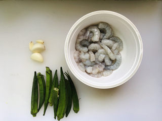 1、秋葵炒虾仁,所有用到的食材都在这里了;