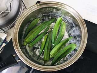 3、秋葵炒虾仁,沸水焯2-3分钟;