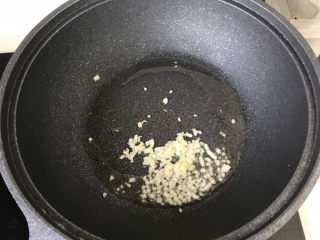 7、秋葵炒虾仁,起锅烧油放入蒜末,炒出蒜香味儿;