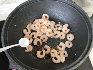 11、秋葵炒虾仁,加一丢丢盐调味;