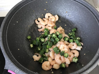 13、秋葵炒虾仁,最后加入秋葵翻炒均匀就可以出锅了;