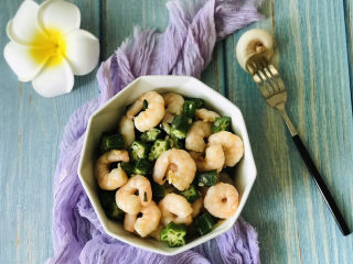 14、秋葵炒虾仁,这是孩儿迫不及待尝了一口之后拍的;