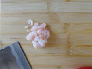 8、番茄丝瓜补钙粥,煮粥的同时，冻虾泡水里化冰后捞起来， 切碎装碗里