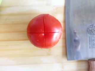 11、番茄丝瓜补钙粥,西红柿，切十字刀，尽量往下切一点