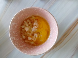 9、番茄丝瓜补钙粥,碗里打入鸡蛋