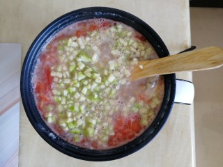 19、番茄丝瓜补钙粥,再次煮开后，倒入丝瓜丁，再次搅拌均匀，至滚开