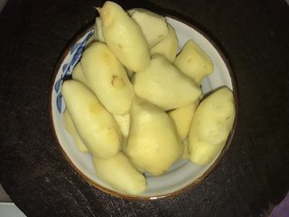 1、猪脚姜醋蛋,姜去皮