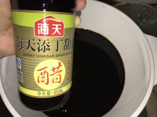 2、猪脚姜醋蛋,锅里加入添丁醋两瓶