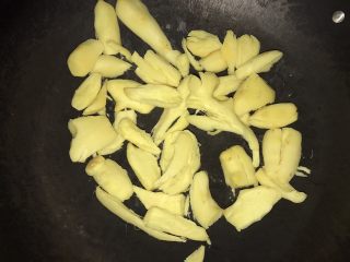 5、猪脚姜醋蛋,姜切小拍扁