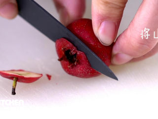 1、自制山楂卷,将山楂去头尾