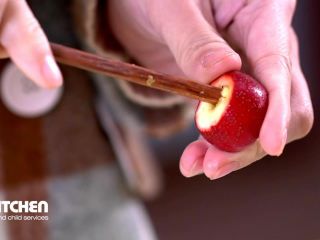 2、自制山楂卷,用筷子从山楂中间顶出，轻松去核