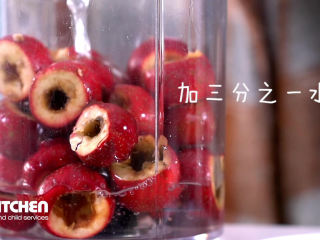 7、自制山楂卷,山楂泥倒入不粘锅