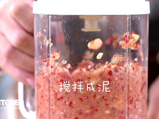 8、自制山楂卷,加冰糖小火翻炒至粘稠