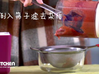 9、自制山楂卷,将山楂泥倒入烤盘