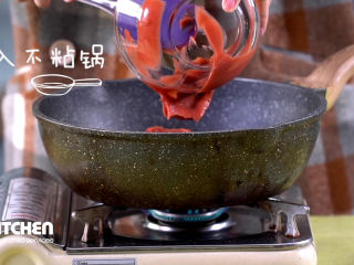 10、自制山楂卷,用刮板均匀铺平