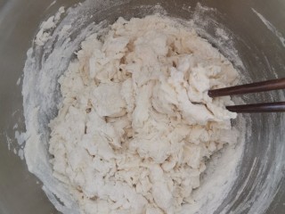 2、迪士尼挤挤小馒头,用筷子搅拌成面絮