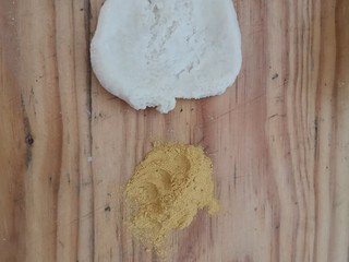 5、迪士尼挤挤小馒头,取出其中一块面团,加入南瓜粉