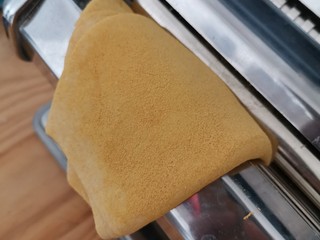 6、迪士尼挤挤小馒头,过压面机,大约20次左右,这个数量是个参考值,酌情增减