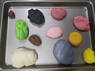 13、迪士尼挤挤小馒头,将所有的团块加入所需要的粉类,揉成团块