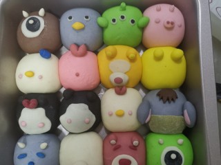 16、迪士尼挤挤小馒头,用剩余的面团做出表情,用少量清水粘贴,发酵到1.5倍大,手指按压回弹即可蒸制,我用的网红蒸锅,大约12分钟