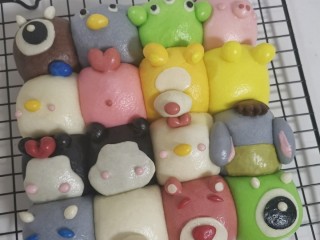 17、迪士尼挤挤小馒头,蒸好后,闷3分钟再开盖,夜晚的颜色果然一言难尽啊。。