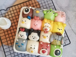 18、迪士尼挤挤小馒头,填上表情,用竹炭粉加一点点水画上去,完成啦