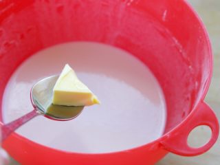 2、奥利奥夹心牛油果冰淇淋口味雪媚娘,2.再加入10克黄油，盖上盖，放入微波炉高火打2分钟。