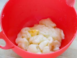 3、奥利奥夹心牛油果冰淇淋口味雪媚娘,4.最后出炉后，趁热再加入10克黄油。