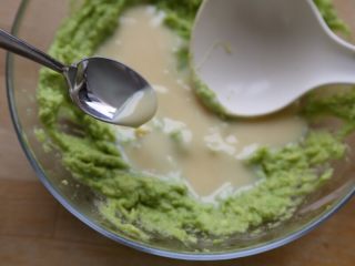 7、奥利奥夹心牛油果冰淇淋口味雪媚娘,9.将果肉压压碎（带点小果肉粒，不用太细嫩），然后倒入炼乳50克和甜酒5克拌匀（不加酒也可）。