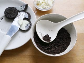 10、奥利奥夹心牛油果冰淇淋口味雪媚娘,13.奥利奥饼干去掉奶油夹心，压成粗颗粒。