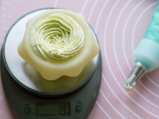 11、奥利奥夹心牛油果冰淇淋口味雪媚娘,15.把面皮摊放在雪媚娘模具里（没有的就用一个小料理碗，象我这样），先挤30克的牛油果冰淇淋馅在底部和旁边（不用裱花袋，用小勺子舀也是一样的）。