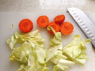 2、蔬菜肉松饭团,蔬菜切小块