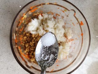 6、蔬菜肉松饭团,将米饭肉松倒入，加盐
