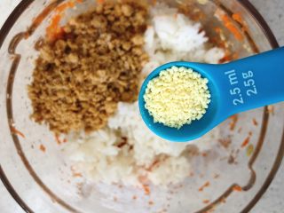 7、蔬菜肉松饭团,加少许鸡精，不喜欢可忽略，拌匀