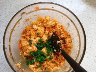 8、蔬菜肉松饭团,拌匀后加少许葱花，拌匀