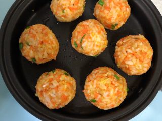 10、蔬菜肉松饭团,煎至微微金黄即可