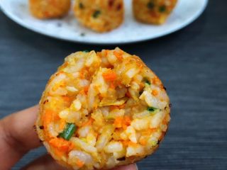 12、蔬菜肉松饭团,专治不吃蔬菜的小朋友