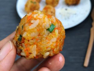 15、蔬菜肉松饭团,一口一个????