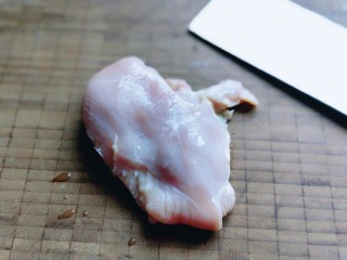 1、做年货-滋味鲜美的咖喱鸡胸肉丁,鸡胸肉洗干净。