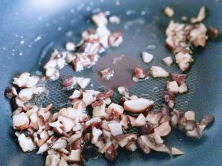 5、做年货-滋味鲜美的咖喱鸡胸肉丁,起油锅，加入切好的香菇丁煸炒。
