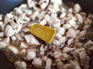 9、做年货-滋味鲜美的咖喱鸡胸肉丁,加入清水后，再加入咖喱块。