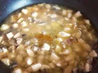 10、做年货-滋味鲜美的咖喱鸡胸肉丁,大火烧开，使咖喱融化，将鸡胸肉和香菇烧熟即可，约8分钟的样子。