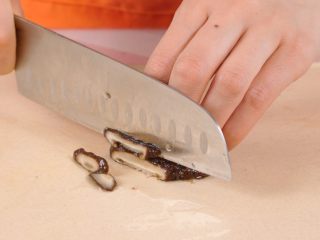 2、宝宝辅食天然调料 香菇粉,将泡好的香菇切薄片，不需要刀工多好，只要尽量每片薄厚差不多就可以了。