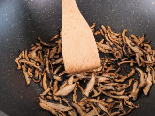 3、宝宝辅食天然调料 香菇粉,炒到焦黄，用手摸一下，没有粘手的感觉，就可以关火了，平铺开，靠余温再加热一会。