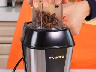 4、宝宝辅食天然调料 香菇粉,晾至常温后放入研磨杯（因为高速研磨，一定要放凉后，避免高温膨胀发生危险）